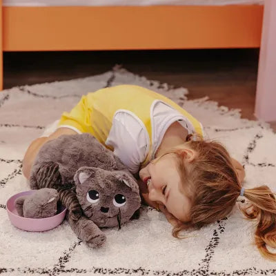Miau, die Katzenmama und ihr Baby
