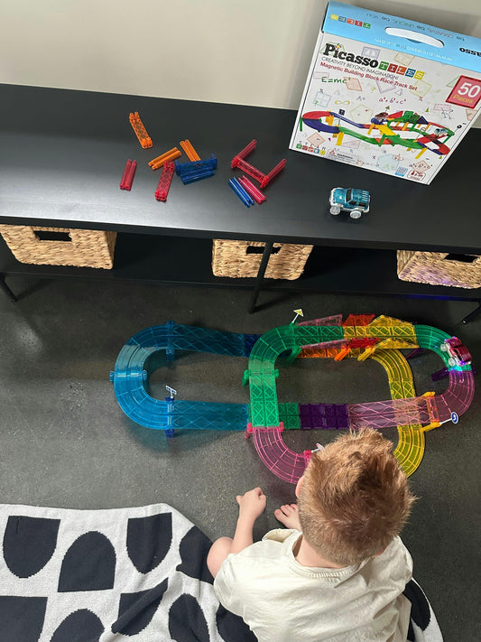 Ensemble de circuit automobile avec voitures LED et tuiles magnétiques PicassoTiles